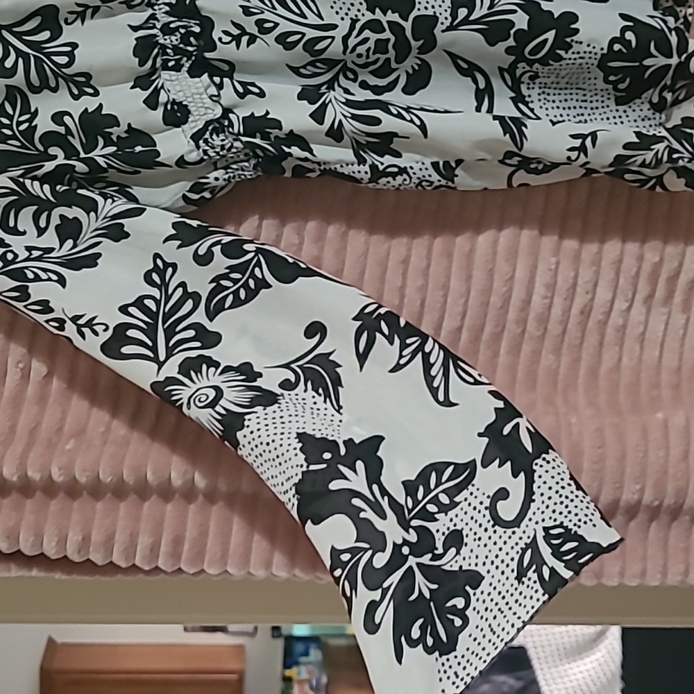 4/$25Worthington Blouse Medium Used  black and white fits a large too - Picture 4 of 6